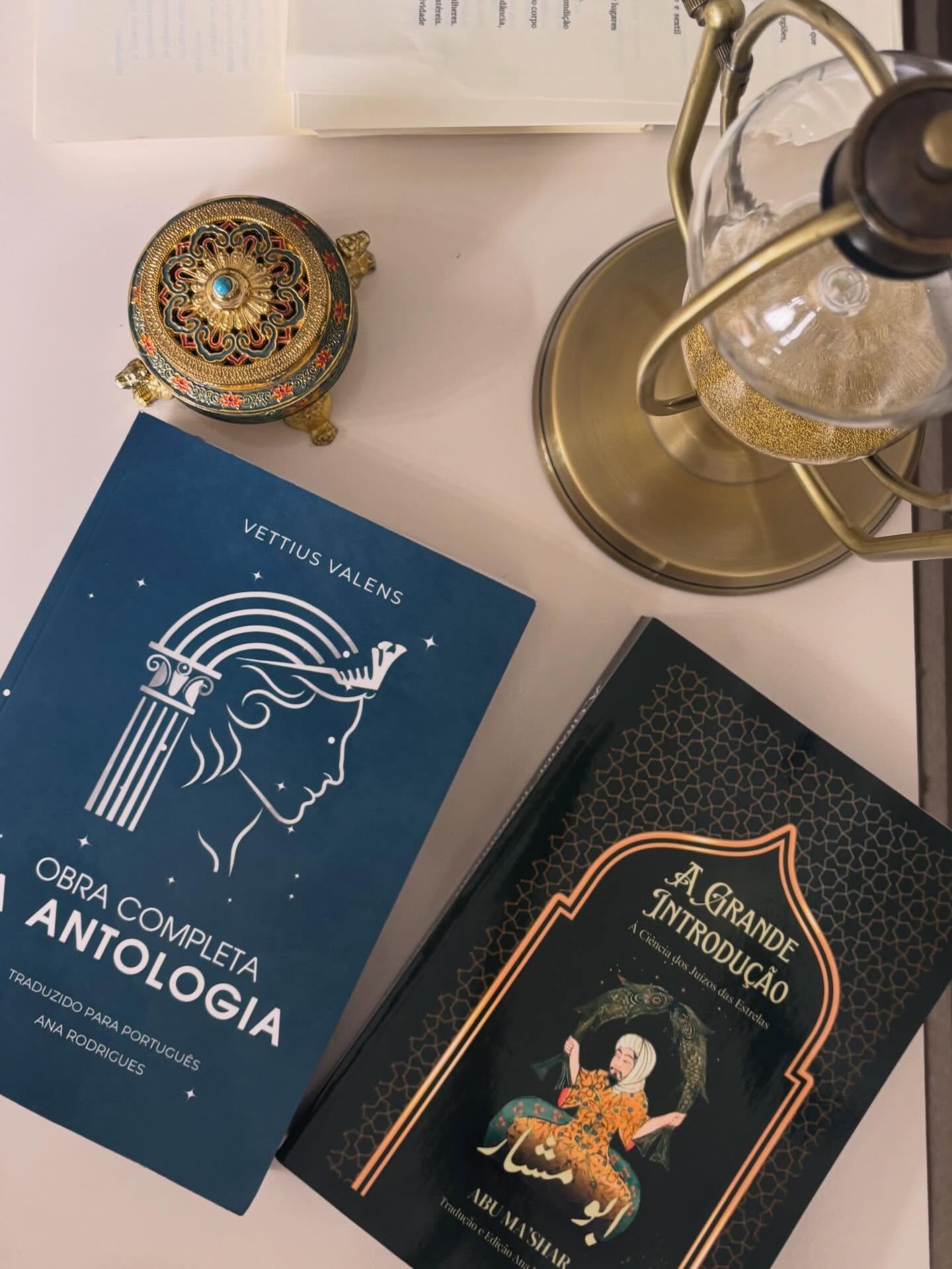 Chegaram as reposições dos livros A Antologia de Vettius Valens e A Grande Introdução de Abu Ma’Shar.
Para adquirir seu livro acesse www.astrologiaclassica.com.br

Duas obras em português, indispensáveis para estudantes de astrologia tradicional.
#astrologia #astrologiaclassica #anarodrigues_astrologa #astrologiatradicional